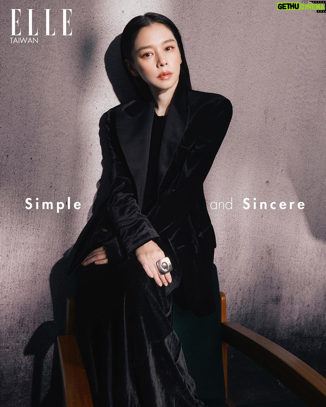 Vivian Hsu Instagram - 午安,你們都幾點起床呢? 最近專注埋頭寫歌的表情 也差不多長這樣 寫專輯,燒腦!有時順利有時卡 但放心,頭髮美美的還在 沒有拔光光 皆んな 何時ぐらいに起きるの? 最近歌詞作りに集中してる時の表情もこんな感じ。 アルバムの制作はとても頭を使うわ! 順調の時もあれば、どうしても進まない時もある。 でも安心してください。髪の毛はちゃんとあるよ!まだ抜いてない。 ELLE 9月digital cover #ELLEGreen digital cover ft. VivianHsu @mr.triangle @jenny_lin_0418 @lounes_chen @elletaiwan