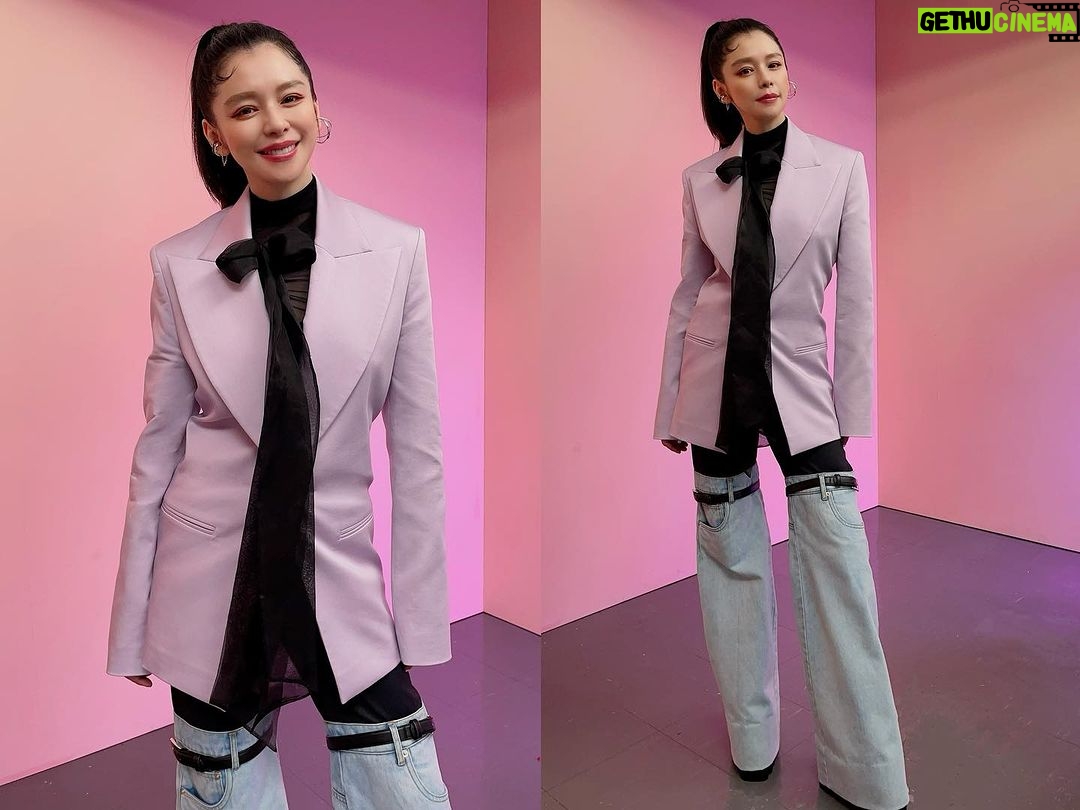 Vivian Hsu Instagram - 少女們畢業快樂! 三個月來陪著少女們熬過了幾個夜晚 最後公演太精彩 每一個妳們都是獨一無二的 看到妳們的成長和努力的同時 也是我第一次看見2位男導師落下男兒淚 祝福我們未來都好 辛苦了2位導師:奕寬老師 / 王子老師 還有最美主持人:木木 少女たちよ、卒業おめでとう! この3ヶ月この子たちと一緒にいくつかの夜を更してきた。最後のパフォーマンスは本当に素晴らしかったよ。皆さんはそれぞれ特別で唯一無二だ。 皆さんの成長と努力を見届けた。 そして審査員のお二人の男の涙が初めて見た。 私たちの未来は順調でありますように。 審査員のお二人:奕寬/プリンス 一番綺麗な司会:木木 お疲れ様でした。 @ikuanstyle @prince_pstar @mumu0808_ 幻藍小熊 @ten__entertainment 紫月光 @acem.tw 薄荷水晶 @babymint_official 緋紅魅影 @hur_official_ 日光之橙 @sunny_parfum_official 黑曜精靈 @ss_ent_official_ @jenny_lin_0418 @lounes_chen @bbl._.412 @eda_fashion_studio @edahahahaha @magdabutrym @tuantuan_official @Hanshsu_official @tastboutique