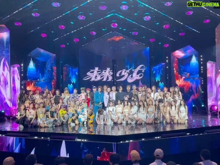 Vivian Hsu Instagram - 少女們畢業快樂! 三個月來陪著少女們熬過了幾個夜晚 最後公演太精彩 每一個妳們都是獨一無二的 看到妳們的成長和努力的同時 也是我第一次看見2位男導師落下男兒淚 祝福我們未來都好 辛苦了2位導師:奕寬老師 / 王子老師 還有最美主持人:木木 少女たちよ、卒業おめでとう! この3ヶ月この子たちと一緒にいくつかの夜を更してきた。最後のパフォーマンスは本当に素晴らしかったよ。皆さんはそれぞれ特別で唯一無二だ。 皆さんの成長と努力を見届けた。 そして審査員のお二人の男の涙が初めて見た。 私たちの未来は順調でありますように。 審査員のお二人:奕寬/プリンス 一番綺麗な司会:木木 お疲れ様でした。 @ikuanstyle @prince_pstar @mumu0808_ 幻藍小熊 @ten__entertainment 紫月光 @acem.tw 薄荷水晶 @babymint_official 緋紅魅影 @hur_official_ 日光之橙 @sunny_parfum_official 黑曜精靈 @ss_ent_official_ @jenny_lin_0418 @lounes_chen @bbl._.412 @eda_fashion_studio @edahahahaha @magdabutrym @tuantuan_official @Hanshsu_official @tastboutique