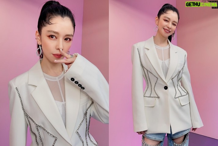 Vivian Hsu Instagram - 今天是「未來少女」最後一次錄影 3個月來看著妳們的汗水與淚水 默默陪伴著的我 有種捨不得 祝福每一位少女 未來在音樂的路上都順利開心🤍 今日は「Next Girlz」最後の収録です。 この3ヶ月君たちが流した汗と涙を見守ってきた私は、なんか少し淋しい感じがした。 全ての少女が音楽での将来の道でうまくいきますように。 @nextgirlz.official @prince_pstar @odsurf @ikuanstyle @aisa1108 @mai_sato_1113 @mumu0808_ 幻藍小熊 @ten__entertainment 紫月光 @acem.tw 薄荷水晶 @babymint_official 緋紅魅影 @hur_official_ 日光之橙 @sunny_parfum_official 黑曜精靈 @ss_ent_official_ @yunyunsun_official #area @tuantuan_official