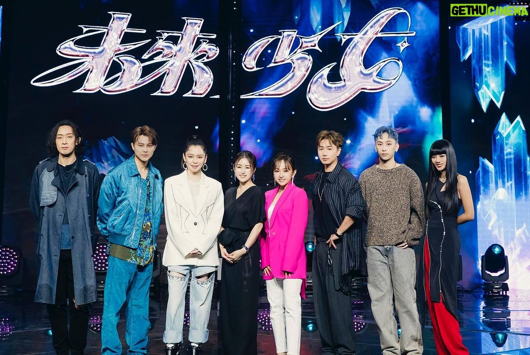Vivian Hsu Instagram - 今天是「未來少女」最後一次錄影 3個月來看著妳們的汗水與淚水 默默陪伴著的我 有種捨不得 祝福每一位少女 未來在音樂的路上都順利開心🤍 今日は「Next Girlz」最後の収録です。 この3ヶ月君たちが流した汗と涙を見守ってきた私は、なんか少し淋しい感じがした。 全ての少女が音楽での将来の道でうまくいきますように。 @nextgirlz.official @prince_pstar @odsurf @ikuanstyle @aisa1108 @mai_sato_1113 @mumu0808_ 幻藍小熊 @ten__entertainment 紫月光 @acem.tw 薄荷水晶 @babymint_official 緋紅魅影 @hur_official_ 日光之橙 @sunny_parfum_official 黑曜精靈 @ss_ent_official_ @yunyunsun_official #area @tuantuan_official