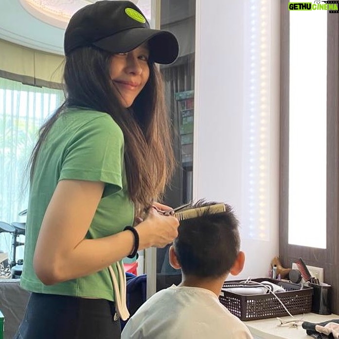 Vivian Hsu Instagram - 8月的最後一天,你們過的好嗎? 我不小心把自己給感動了 因為他的一句「Mommy,下次妳可以幫我剪頭髮嗎?」娘就去學剪頭髮 然後⋯我完成了 不管剪的好不好,都值得記念一下是不是 八月の最後の日、皆さんいかがお過ごしでしたか? 私は自分に感動されちゃった。 息子が「Mommy、今度僕の髪を切ってくれる?」の一言で、私は髪切りを習った。 そして...完成した。 良いも悪いも、記録すべきでしょう! #你的每一句話我都認真放心上 #謝謝我的髮型師教我剃髮剪髮 #20230831我剪了第一顆真人頭 @lounes_chen @bbl._.412