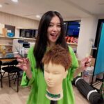 Vivian Hsu Instagram – 請問，還有哪裡需要加強嗎？

今天早收工，剪了人生中的第一顆頭
必須Po文紀念一下！

髮型師說我真的有天份
誰敢讓我剪？報上名來！不收費🤣

髮型師們辛苦了 宋小V辛苦了
我腰好酸🤣

これでいかがでしょうか？

今日は早めに上がったから、人生初めて髪の毛を切ったんだ！記念に投稿をしないと！

才能あるって褒められたし、切らせてくれる人いる？手あげて、お金取らないよ🤣

腰が痛いわ〜
美容師の皆さん大変お疲れ様です。

#學無止盡 #学ぶことは止まりがない

@bravolav 
@911_eo 
@lounes_chen 
@bbl._.412 
@ginnylu