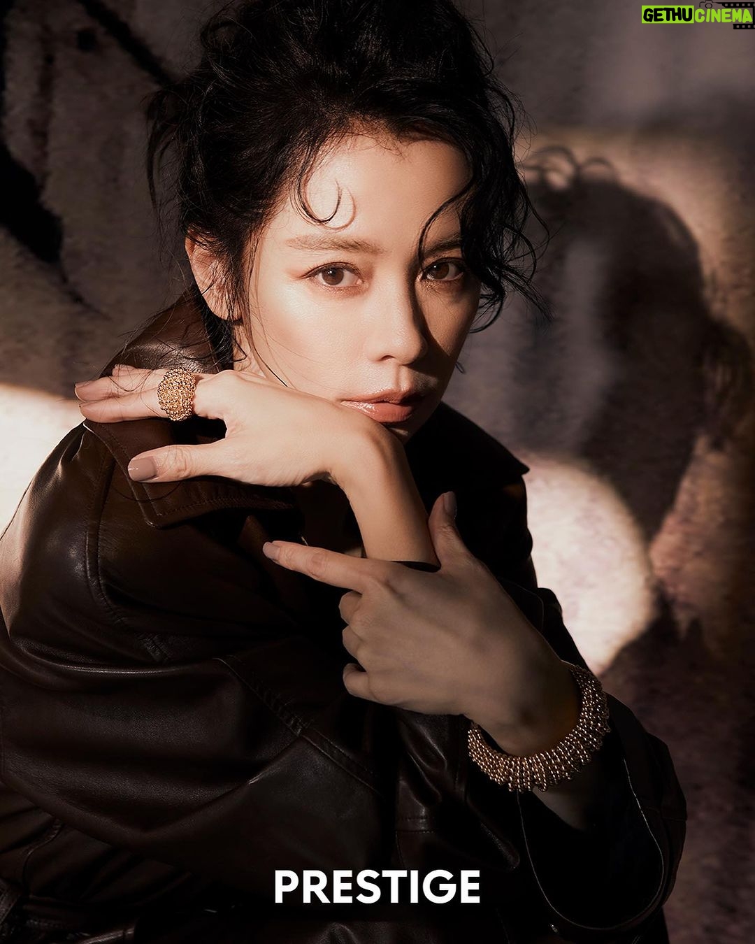 Vivian Hsu Instagram - 難得的雙封面 上一則、這一則,你們喜歡哪一個封面呢? 滅多にないダブル表紙、どちらが好きですか? #PRESTIGE_COVERSTAR 8月號封面人物/8月号表紙 PRODUCTION/WORD @plastic_mick STYLING @ailing_tsai STYLING ASSISTANCE @wei__1015 PHOTOGRAPHY @mr.triangle VIDEOGRAPHY @iamryanwen MAKE UP @jenny_lin_0418 HAIR @lounes_Chen @prestigetaiwan @cartier @isabelMarant @selfportraittaiwan @tun_grp #COVERSTAR #徐若瑄 #VivianHsu #AUGUST #COVER #封面人物 #PRESTIGETAIWAN #PrestigeCover #PrestigeTW
