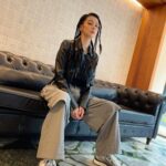 Vivian Hsu Instagram – 早安，過年快到了

新褲子、新球鞋

謝謝 #魏如昀@RETEM03 #Nike

但是穿了20年前的皮衣🖤

黑灰銀永不退流行 你們覺得呢？

————————————————

お早うございます、もうすぐ旧正月。

新しいズボンと新しいスニーカー。

#QueenWei @RETEM03 #NIKE ありがとう

でも革ジャンは20年も着てるやつ🖤

黒とグレー、シルバーは絶対に時代遅れしない色だね。皆さんはどう思う？

@lounes_chen 
@jenny_lin_0418 
@ginnylu