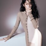 Vivian Hsu Instagram - 馬不停蹄的8月 #PRESTIGE_COVERSTAR 8月號封面人物/8月号表紙 「每次只要站在台上聽到你們大聲合唱自己寫的歌時，都會止不住感動的情緒，覺得當初在某角落裡寫出的心情，能和這麼多人有共鳴、用音樂這樣的方式陪伴著彼此，很幸運。」 所以，你們覺得VIVILAND巡演的下一站 應該先去哪裏呢？ 一息も入れられない忙しい８月。 「ステージで自分が書いてる曲を皆さんが大きな声で合唱するのを聴いて、いつも堪らなく感動してしまう。あの時にどっかの隅っこで書いた心境がこんなに沢山の人たちと共鳴できて、音楽で皆さんに寄り添うことができるのはとても幸運なことだと思う。」 だから、 VIVILANDツアーは次にどこに行ったほうがいいと思う？ PRODUCTION/WORD @plastic_mick STYLING @ailing_tsai STYLING ASSISTANCE @wei__1015 PHOTOGRAPHY: @mr.triangle VIDEOGRAPHY @iamryanwen MAKE UP @jenny_lin_0418 HAIR @lounes_Chen @cartier @isabelMarant @selfportraittaiwan @tun_grp @prestigetaiwan #COVERSTAR #徐若瑄 #VivianHsu #AUGUST #COVER #封面人物 #PRESTIGETAIWAN #PrestigeCover #PrestigeTW