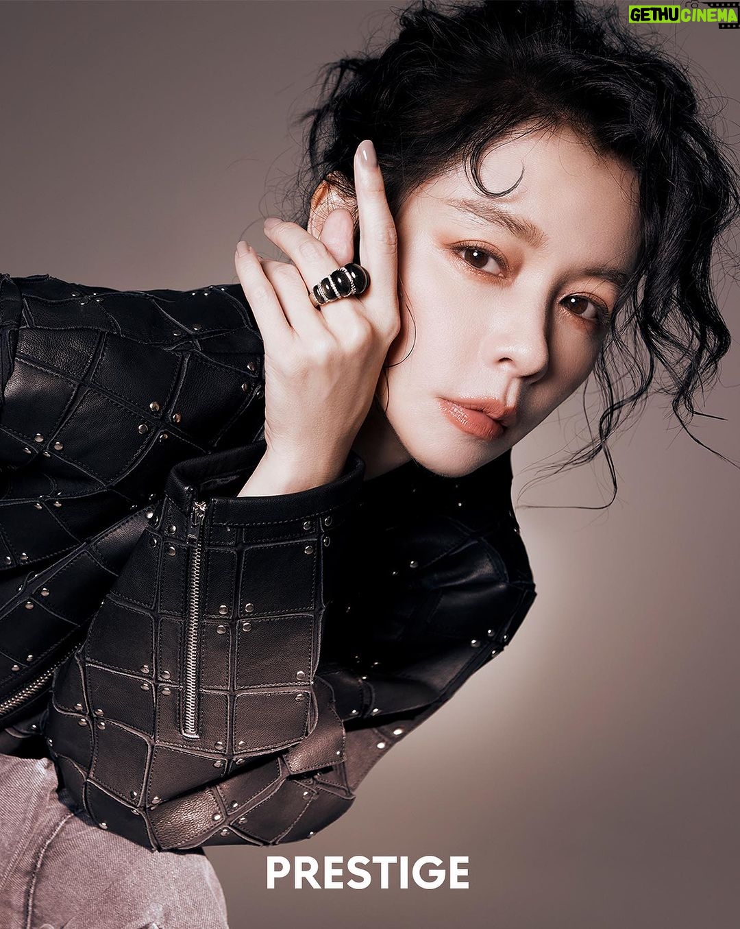 Vivian Hsu Instagram - 馬不停蹄的8月 #PRESTIGE_COVERSTAR 8月號封面人物/8月号表紙 「每次只要站在台上聽到你們大聲合唱自己寫的歌時,都會止不住感動的情緒,覺得當初在某角落裡寫出的心情,能和這麼多人有共鳴、用音樂這樣的方式陪伴著彼此,很幸運。」 所以,你們覺得VIVILAND巡演的下一站 應該先去哪裏呢? 一息も入れられない忙しい8月。 「ステージで自分が書いてる曲を皆さんが大きな声で合唱するのを聴いて、いつも堪らなく感動してしまう。あの時にどっかの隅っこで書いた心境がこんなに沢山の人たちと共鳴できて、音楽で皆さんに寄り添うことができるのはとても幸運なことだと思う。」 だから、 VIVILANDツアーは次にどこに行ったほうがいいと思う? PRODUCTION/WORD @plastic_mick STYLING @ailing_tsai STYLING ASSISTANCE @wei__1015 PHOTOGRAPHY: @mr.triangle VIDEOGRAPHY @iamryanwen MAKE UP @jenny_lin_0418 HAIR @lounes_Chen @cartier @isabelMarant @selfportraittaiwan @tun_grp @prestigetaiwan #COVERSTAR #徐若瑄 #VivianHsu #AUGUST #COVER #封面人物 #PRESTIGETAIWAN #PrestigeCover #PrestigeTW
