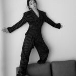 Vivian Hsu Instagram - 嗯，有時候靜靜的也挺好的 孤單 是當我感到無能為力的時候。你呢？ そうだね。たまに静かでいいよね。 孤独ってどうすることもできない時だ。あなたは？ #BellaCoverJuly2023 #BellaTaiwan #Bella儂儂 @bellataiwan 創意總監 & 造型｜Toby Hsu @tobyotron 攝影｜Chou Mo @chou_mo_ 採訪｜Billy Wei 影音｜Lia Li @sian.1 藝人關係｜Eli Yeh @eli_yeh 髮型｜Lounes @lounes_chen 化妝｜Jenny Lin @jenny_lin_0418 經紀人｜ @ginnylu