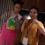 Vivian Hsu Instagram - 高雄幕後小花絮 團隊說今天這顆頭真好看 髮型師面對突然來的讚美 害羞的不知所措 有夠可愛 高雄のメイキング チームのみんながこのヘアが可愛いって褒めてたら、ヘアスタイリストが恥ずかしくてどうしたらいいのか分からなくなちゃった。可愛いね〜 👗@eda_fashion_studio 💇🏻‍♀️@lounes_chen 💄@jenny_lin_0418