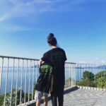 Vivian Hsu Instagram – 千春送我們的沖繩名產苦瓜T恤

千春ちゃんからもらった沖縄の名物のゴーヤTシャツを着てます

@chiharu_kiroro 🖤

然後天空有一雙翅膀，看到了嗎？
翼を広げている 雲を見つけました