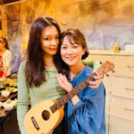 Vivian Hsu Instagram - 終於實現了我們【翅膀】的約定 謝謝妳特別飛過來 愛妳 慶功宴的時候千春送我這個沖繩新出爐只有3條弦的樂器，很特別，真是療癒好聽，有心了 我回送了翅膀水晶姊妹項鍊 陪著妳飛回沖繩 我不在的每一天 私たちは【翼】の約束を叶えた。 わざわざ飛んで来てくれてありがとう。 愛してるよ 打ち上げの時、千春ちゃんから沖縄の新しい楽器「サンレレ」をもらった。 とても良い音色、ありがとう。 私は翼のクリスタルネックレスを。 千春ちゃんと一緒に沖縄へ。お揃い🖤 @sanlele_homare @chiharu_kiroro