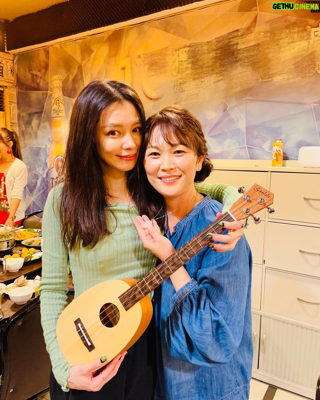 Vivian Hsu Instagram - 終於實現了我們【翅膀】的約定 謝謝妳特別飛過來 愛妳 慶功宴的時候千春送我這個沖繩新出爐只有3條弦的樂器,很特別,真是療癒好聽,有心了 我回送了翅膀水晶姊妹項鍊 陪著妳飛回沖繩 我不在的每一天 私たちは【翼】の約束を叶えた。 わざわざ飛んで来てくれてありがとう。 愛してるよ 打ち上げの時、千春ちゃんから沖縄の新しい楽器「サンレレ」をもらった。 とても良い音色、ありがとう。 私は翼のクリスタルネックレスを。 千春ちゃんと一緒に沖縄へ。お揃い🖤 @sanlele_homare @chiharu_kiroro