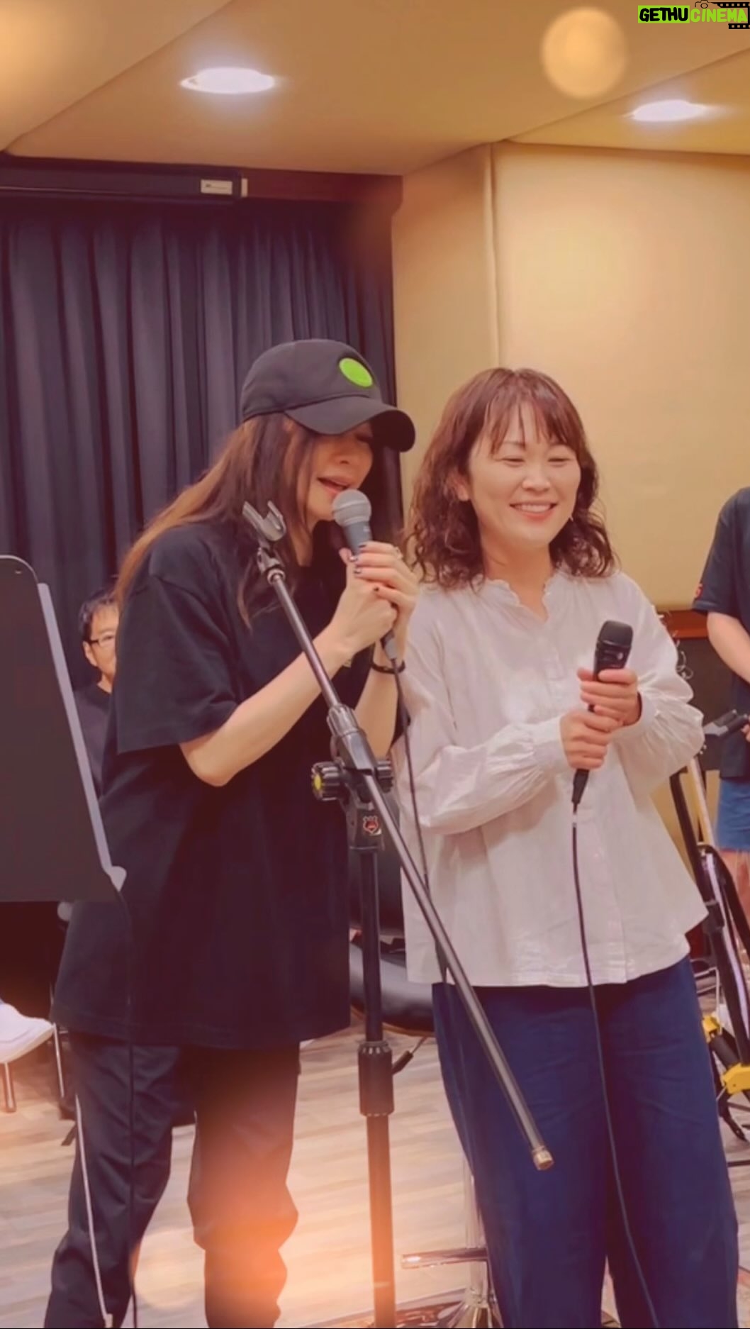 Vivian Hsu Instagram - 認識了二十多年了 很開心千春特別飛過來 終於合唱了😭 今天練團唱著她寫的歌 我們一起寫的歌,真的好感動🖤 #穿著她送我的沖繩名產苦瓜T恤彩排 #翅膀 #翼 #長い間 #很愛很愛你 二十何年も知り合って、 千春ちゃんがわざわざ飛んできてくれて嬉しいです。 やっと一緒に歌えた😭 彼女が書いた曲と一緒に書いた曲を歌いながら感動した。 #千春ちゃんからもらった沖縄の名物のゴーヤTシャツを着てリハした 6/8 Zepp new Taipei 明晚8點見!明日20時に会おう! We are ready!!!!!!!! Are You Ready??????? @chiharu_kiroro @zeppnewtaipei @sonymusic_taiwan