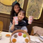 Vivian Hsu Instagram - 歌后千春乘著翅膀飛到！ 她之前說想吃小籠包、喝西瓜汁、吃清粥小菜、刨冰 去夜市、關渡宮、還要按摩～ 在地的我，一定是要盡地主之誼的 走起來～大家還有建議我帶她去哪裡嗎？ 明天我們會乖乖練團的🎤🤣 6/8 Zepp new Taipei不見不散！ #Zepp倒數2天 歌姫千春が翼に乗ってやってきた！ 小籠包とお粥、かき氷を食べたい、スイカジュースも飲みたい、夜市と関渡宮、マッサージに行きたいと言った〜 地元民の私がおもてなす番だ！行こう行こう〜他におすすめのところありますか？ 明日はちゃんとリハするから🎤🤣 6/8 Zepp New Taipeiで会いましょう！ #Zeppあと2日 @chiharu_kiroro @zeppnewtaipei @ms.amberhsu @ginnylu @aisa1108 @liusuhua @paradise_group_tw