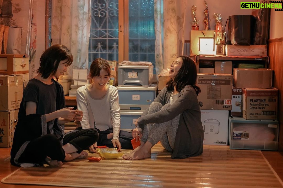 Vivian Hsu Instagram - 這部算是近期的 我會活到老演到老 各個不同年齡層的女人 都有她的人生難題 她的美 猜一部電影(猜不出來要罰三杯了) Guess a movie 很感恩能監製和參演這部戲 我愛你們 前にアップしたものと比べるとこの作品は最近のもの。 生きていく限り演じ続けます。 違う年齢層の女性はそれぞれの人生課題と美しさがある。 映画名を当ててみて(当てられなかったら駆けつけ三杯が待ってるよ) この作品にエグゼクティブプロデューサーと役者として参加できてとても感謝です。 愛してる。