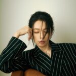 Vivian Hsu Instagram - 嗯，有時候靜靜的也挺好的 孤單 是當我感到無能為力的時候。你呢？ そうだね。たまに静かでいいよね。 孤独ってどうすることもできない時だ。あなたは？ #BellaCoverJuly2023 #BellaTaiwan #Bella儂儂 @bellataiwan 創意總監 & 造型｜Toby Hsu @tobyotron 攝影｜Chou Mo @chou_mo_ 採訪｜Billy Wei 影音｜Lia Li @sian.1 藝人關係｜Eli Yeh @eli_yeh 髮型｜Lounes @lounes_chen 化妝｜Jenny Lin @jenny_lin_0418 經紀人｜ @ginnylu