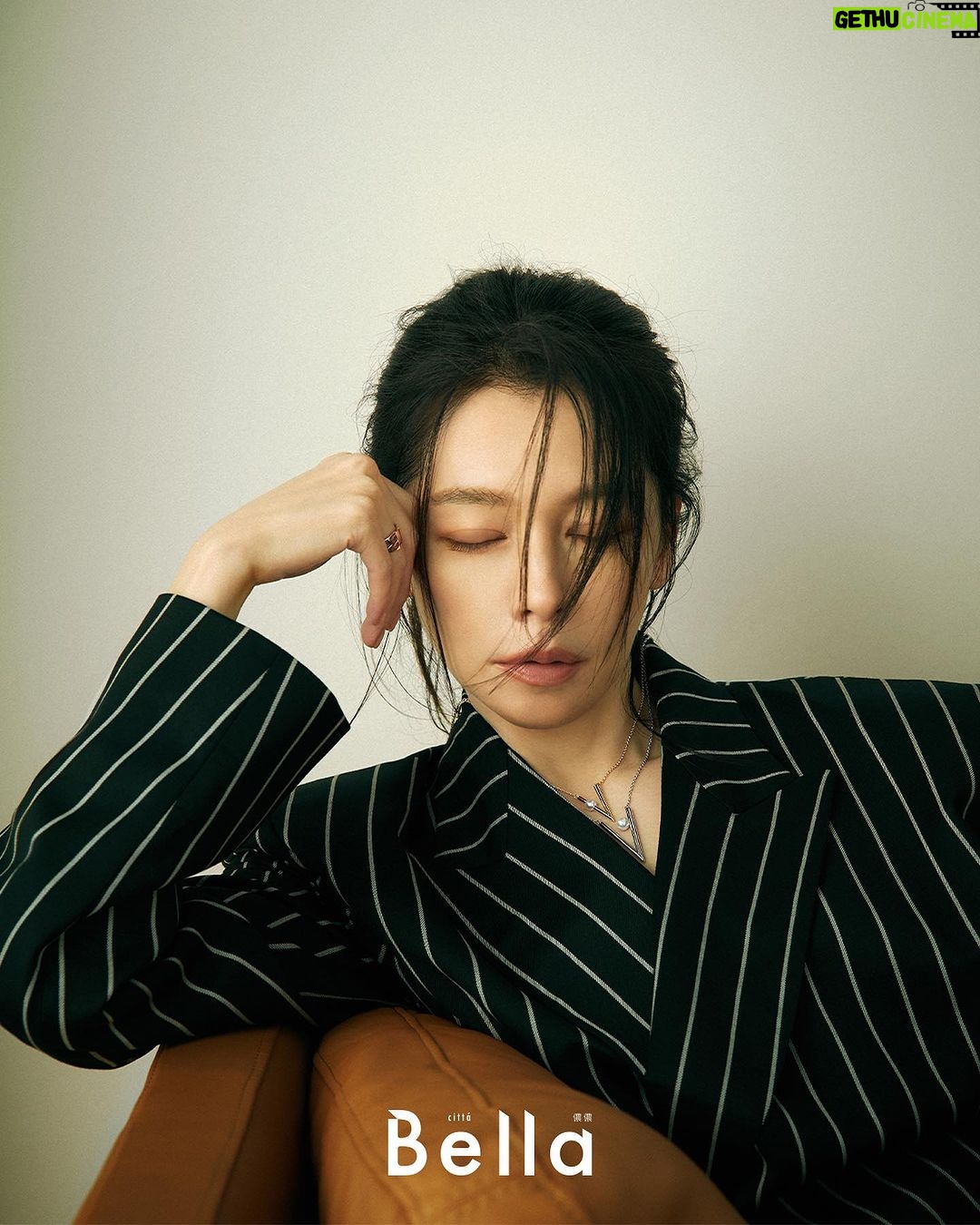 Vivian Hsu Instagram - 嗯,有時候靜靜的也挺好的 孤單 是當我感到無能為力的時候。你呢? そうだね。たまに静かでいいよね。 孤独ってどうすることもできない時だ。あなたは? #BellaCoverJuly2023 #BellaTaiwan #Bella儂儂 @bellataiwan 創意總監 & 造型|Toby Hsu @tobyotron 攝影|Chou Mo @chou_mo_ 採訪|Billy Wei 影音|Lia Li @sian.1 藝人關係|Eli Yeh @eli_yeh 髮型|Lounes @lounes_chen 化妝|Jenny Lin @jenny_lin_0418 經紀人| @ginnylu