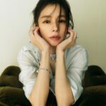 Vivian Hsu Instagram - 還記得【Hi】的歌裏我這麼寫著 有時候笑著不等於是開心的時候 我在的地球有沒有人會捨不得我 太多的勇敢會把真心話藏得太久 錯過的時間我和自己失去了聯絡。 我們都不要太逞強 我也不當鋼鐵V了 好不好？ @bellataiwan #BellaCoverJuly2023 #BellaTaiwan #Bella儂儂 訪談/インタビュー https://www.bella.tw/articles/celebrities/40818 【Hi】の歌詞にこう書いた 笑ってるって必ず楽しい訳じゃない 今いる地球に私を惜しむ人はいるのかな 沢山の勇敢により本音が隠されしすぎてしまう 逃された時間の中に自分と連絡取れなくなった もう無理に強がらないで、 私もアイアンVになるのやめる、いいかな？ 創意總監 & 造型｜Toby Hsu @tobyotron 攝影｜Chou Mo @chou_mo_ 採訪｜Billy Wei 影音｜Lia Li @sian.1 藝人關係｜Eli Yeh @eli_yeh 髮型｜Lounes @lounes_chen 化妝｜Jenny Lin @jenny_lin_0418 經紀人｜@ginnylu