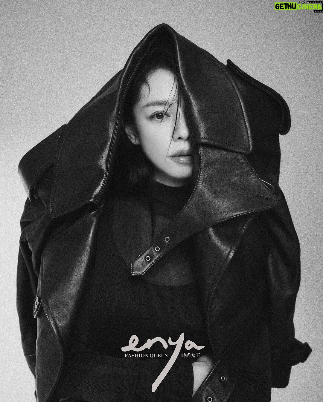 Vivian Hsu Instagram - こんばんは 喜歡彩色還是黑白? カラフルとモノクロ、どっちが好き? eqnya FASHION QUEEN July Cover COVER STAR | @vivianhsu.ironv EDITOR & STYLIST | @__yizhen______ INTERVIEW & TEXT | @coco_yy_cest STYLING ASSISTNAT | @000000ooo_x PHOTOGRAPHER | @johnnylu.jpg HAIR | @lounes_chen MAKEUP | @jenny_lin_0418 JEWELRY | @damianiofficial @enyafashionqueen #enyafashionqueen #7月號封面人物 #徐若瑄 #vivianhsu #coverstar #DAMIANI