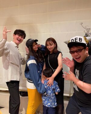 Vivian Hsu Instagram - 確診後乾咳了8天沒停過 

謝謝大哥、天山、Kei 幫我買藥🖤
希望明天醒來支氣管就不發炎
能好好唱歌給大家聽

然後，為什麼黑色餅乾明明不是上班中
天山的私服棒球帽，還有牛角呢？🤣

#黑色餅乾 #ブラックビスケッツ
#早安少女 #モーニング娘 

コロナの後8日間も空咳が止まらない

兄貴、天山、Kai薬を買ってくれて〜ありがとう🖤
明日起きたら気管の炎症が治りますように
皆さんに良い歌を届けられますように

神様お願いします🙏🏻

そして、ブラックビスケッツの仕事でないのに
天山どうして私服の帽子に角が付いてるの

@nanchan_official_ 
@amano2142 
@keiyasuda1206
@shhshhshh.tw 

明天見！明日ね～

【Vivian Hsu 1st. Fan Meeting in Japan】
日程：2023年7月3日（月）
時間：17：30開場／18：30開演
場所：ヒューリックホール東京 （東京都千代田区有楽町2-5-1 有楽町マリオン11F）
