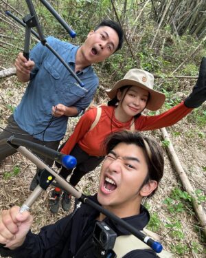 Vivian Hsu Instagram - 我喜歡我的的森林裝扮🧡

我們一起去完成了一個很棒的任務
可愛又乖巧的Afuri(柴柴)
我已經開始想你了 @afuriinu

#極島森林2 @extreme.forest 
#謝謝陳柏霖 @chenbolin
#謝謝孫敬閔孫老師 @chingminsun
#チェンボーリンありがとう
@grayscale.production 

自分の森コーデが気に入ってる🧡
私たちはある素敵なミッションをクリアしに行ってきました。
可愛いお利口ちゃんのAfuri（柴犬）
もう恋しいよ

💇🏻‍♀️ @lounes_chen
💄 @jenny_lin_0418
🧥 @rockland_taiwan
🥾 @palladium_taiwan