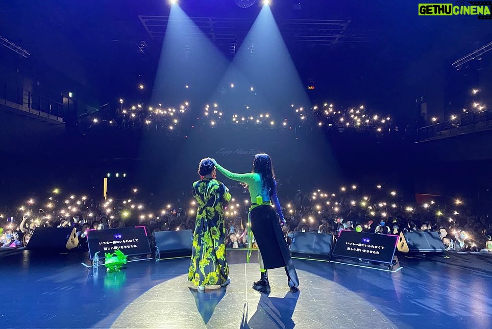 Vivian Hsu Instagram - 每次表演前一天會開始緊張 上台後開心興奮享受 下台後腎上腺數狂飆失眠 隔天有種,怎麼準備了這麼久 但一下就結束的落空感 然後,開始想念下一次的見面 嗯,我想千春,也想你們了 我們7/7高雄啤酒節見 https://ticket.ibon.com.tw/ActivityInfo/Details/37790 いつもライブの前日から緊張始まり、ステージに上がったら楽しむことに夢中し、終わったらアドレナリンが出て眠れなくなる。 翌日は準備期間長かったのに、なんで本番はすぐに終わるのだろうと虚しく感じる。そして、また次のお会いできる日を思い始める。 うん、千春ちゃんが恋しい。皆さんも恋しい。 7/7高雄ビールロックフェスで会いましょう。 @chiharu_kiroro @ginnylu @ms.amberhsu @fioniron @liusuhua @sonymusic_taiwan Band leader & guitar Jacob @jacobnjl Guitar Theo @sonicart77 Drum 老王 @uanshuo Bass UG @uganalog Keyboard Jeff @jazzlifelu 👗@eda_fashion_studio 💇🏻♀️ @lounes_chen 💄@jenny_lin_0418
