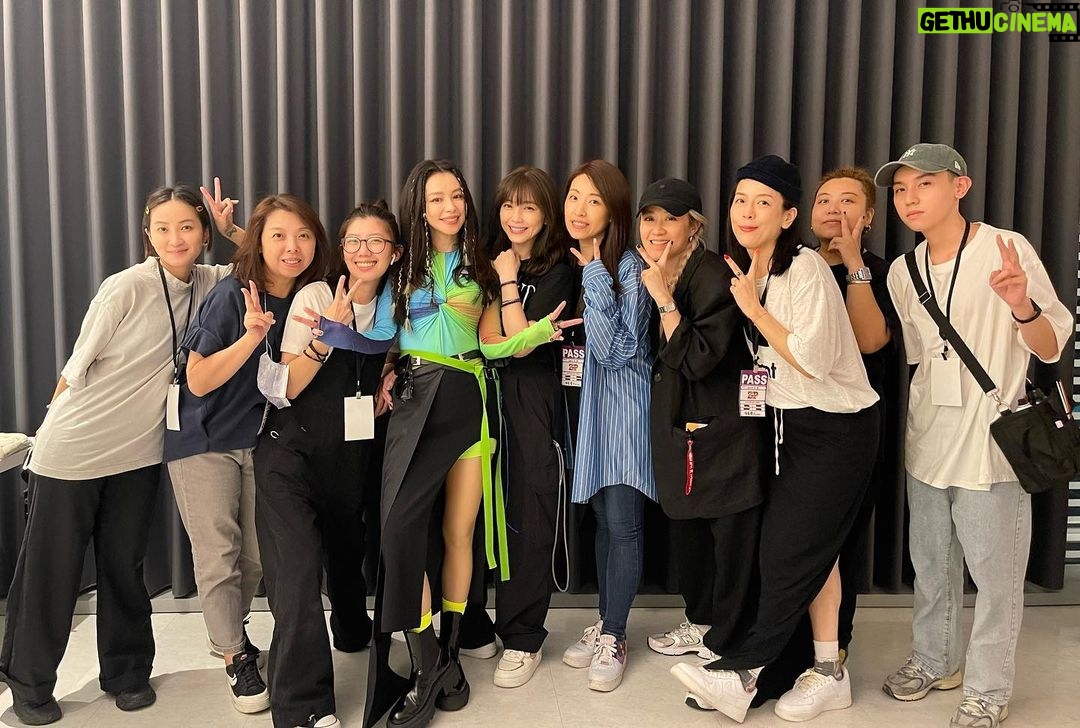 Vivian Hsu Instagram - 每次表演前一天會開始緊張 上台後開心興奮享受 下台後腎上腺數狂飆失眠 隔天有種,怎麼準備了這麼久 但一下就結束的落空感 然後,開始想念下一次的見面 嗯,我想千春,也想你們了 我們7/7高雄啤酒節見 https://ticket.ibon.com.tw/ActivityInfo/Details/37790 いつもライブの前日から緊張始まり、ステージに上がったら楽しむことに夢中し、終わったらアドレナリンが出て眠れなくなる。 翌日は準備期間長かったのに、なんで本番はすぐに終わるのだろうと虚しく感じる。そして、また次のお会いできる日を思い始める。 うん、千春ちゃんが恋しい。皆さんも恋しい。 7/7高雄ビールロックフェスで会いましょう。 @chiharu_kiroro @ginnylu @ms.amberhsu @fioniron @liusuhua @sonymusic_taiwan Band leader & guitar Jacob @jacobnjl Guitar Theo @sonicart77 Drum 老王 @uanshuo Bass UG @uganalog Keyboard Jeff @jazzlifelu 👗@eda_fashion_studio 💇🏻♀️ @lounes_chen 💄@jenny_lin_0418