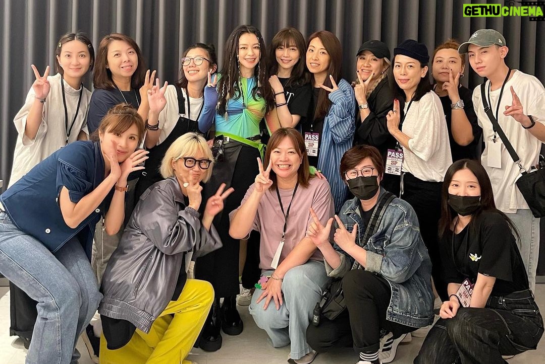 Vivian Hsu Instagram - 每次表演前一天會開始緊張 上台後開心興奮享受 下台後腎上腺數狂飆失眠 隔天有種,怎麼準備了這麼久 但一下就結束的落空感 然後,開始想念下一次的見面 嗯,我想千春,也想你們了 我們7/7高雄啤酒節見 https://ticket.ibon.com.tw/ActivityInfo/Details/37790 いつもライブの前日から緊張始まり、ステージに上がったら楽しむことに夢中し、終わったらアドレナリンが出て眠れなくなる。 翌日は準備期間長かったのに、なんで本番はすぐに終わるのだろうと虚しく感じる。そして、また次のお会いできる日を思い始める。 うん、千春ちゃんが恋しい。皆さんも恋しい。 7/7高雄ビールロックフェスで会いましょう。 @chiharu_kiroro @ginnylu @ms.amberhsu @fioniron @liusuhua @sonymusic_taiwan Band leader & guitar Jacob @jacobnjl Guitar Theo @sonicart77 Drum 老王 @uanshuo Bass UG @uganalog Keyboard Jeff @jazzlifelu 👗@eda_fashion_studio 💇🏻♀️ @lounes_chen 💄@jenny_lin_0418