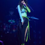 Vivian Hsu Instagram - 每一場表演努力的背後 都因為有你們支撐、支持著 謝謝你們在那麼不容易的平日晚上8點 奔過來看我們表演 也有遠從香港、日本、馬來西亞特別飛過來的，謝謝 昨晚 我們都值了 是個知性又狂野的夜晚 謝謝千春ちゃん @chiharu_kiroro Zepp new Taipei本多的邀約 @shin_zp @zeppnewtaipei 大鴻藝術 @bigart.staff 索尼/威威巖 @sonymusic_taiwan @ms.amberhsu @ginnylu @fioniron 謝謝我的團隊們 Band leader & guitar Jacob @jacobnjl Guitar Theo @sonicart77 Drum 老王 @uanshuo Bass UG @uganalog Keyboard Jeff @jazzlifelu 👗 @eda_fashion_studio 💇🏻‍♀️ @lounes_chen 💄 @jenny_lin_0418 👢 @msgm @bluebelltw 👙 @asportofficial 💍 @Swarovski #SwarovskiT 頑張ってパフォーマンスするのは皆さんが後ろで支えてくれてるからです。 平日の夜8時にわざわざライブを観にきてくれた皆さん、そして香港と日本、マレーシアから飛んできてくれた皆さん、本当にありがとうございました。 昨夜、私たちにとってそれだけの価値あった。 昨夜は知性ありながらワイルドの夜でした。 千春ちゃんありがとう チームの皆さんありがとう