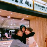 Vivian Hsu Instagram - 歌后千春乘著翅膀飛到！ 她之前說想吃小籠包、喝西瓜汁、吃清粥小菜、刨冰 去夜市、關渡宮、還要按摩～ 在地的我，一定是要盡地主之誼的 走起來～大家還有建議我帶她去哪裡嗎？ 明天我們會乖乖練團的🎤🤣 6/8 Zepp new Taipei不見不散！ #Zepp倒數2天 歌姫千春が翼に乗ってやってきた！ 小籠包とお粥、かき氷を食べたい、スイカジュースも飲みたい、夜市と関渡宮、マッサージに行きたいと言った〜 地元民の私がおもてなす番だ！行こう行こう〜他におすすめのところありますか？ 明日はちゃんとリハするから🎤🤣 6/8 Zepp New Taipeiで会いましょう！ #Zeppあと2日 @chiharu_kiroro @zeppnewtaipei @ms.amberhsu @ginnylu @aisa1108 @liusuhua @paradise_group_tw