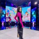 Vivian Hsu Instagram - 【未來少女】開錄了 這麼大的舞台，一定要來雙恨天高 （請看第二張）夠恨了嗎？🤣 我們從早錄到半夜三點 辛苦了佼哥 @mickey1972330 導師們 還有台前幕後的工作團隊們🖤 昨天看著這麼努力的少女們 想到自己一路也是跌跌撞撞走到這裏 至今都還有好多要學習和更進步的事 祝福每一位少女們 感恩每一份機會 繼續勇敢追夢 加油！「無衝哪ㄟ大漢」 「Next Girlz」の収録が始まりました。 こんなに大きなステージなので、厚底靴が必須。 二枚目を見てください🤣極厚 昨日あんなに頑張ってる君たちを見て、自分も転びながらここまで来れたと振り返ってみさせた。今でも学ぶことともっと良くならなければことが沢山あります。 全てのガールズに祝福します。 全てのチャンスを感謝の気持ちで向かいますように。 勇気を持って夢を追いかけよう。頑張って！ 「思い切ってぶつからないと大きくならない」 💇🏻‍♀️@lounes_chen 💄@jenny_lin_0418 👗@eda_fashion_studio 👠#gucci @rickowensonline @netaporter @acnestudios