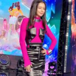 Vivian Hsu Instagram - 【未來少女】開錄了 這麼大的舞台，一定要來雙恨天高 （請看第二張）夠恨了嗎？🤣 我們從早錄到半夜三點 辛苦了佼哥 @mickey1972330 導師們 還有台前幕後的工作團隊們🖤 昨天看著這麼努力的少女們 想到自己一路也是跌跌撞撞走到這裏 至今都還有好多要學習和更進步的事 祝福每一位少女們 感恩每一份機會 繼續勇敢追夢 加油！「無衝哪ㄟ大漢」 「Next Girlz」の収録が始まりました。 こんなに大きなステージなので、厚底靴が必須。 二枚目を見てください🤣極厚 昨日あんなに頑張ってる君たちを見て、自分も転びながらここまで来れたと振り返ってみさせた。今でも学ぶことともっと良くならなければことが沢山あります。 全てのガールズに祝福します。 全てのチャンスを感謝の気持ちで向かいますように。 勇気を持って夢を追いかけよう。頑張って！ 「思い切ってぶつからないと大きくならない」 💇🏻‍♀️@lounes_chen 💄@jenny_lin_0418 👗@eda_fashion_studio 👠#gucci @rickowensonline @netaporter @acnestudios