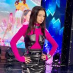 Vivian Hsu Instagram - 【未來少女】開錄了 這麼大的舞台，一定要來雙恨天高 （請看第二張）夠恨了嗎？🤣 我們從早錄到半夜三點 辛苦了佼哥 @mickey1972330 導師們 還有台前幕後的工作團隊們🖤 昨天看著這麼努力的少女們 想到自己一路也是跌跌撞撞走到這裏 至今都還有好多要學習和更進步的事 祝福每一位少女們 感恩每一份機會 繼續勇敢追夢 加油！「無衝哪ㄟ大漢」 「Next Girlz」の収録が始まりました。 こんなに大きなステージなので、厚底靴が必須。 二枚目を見てください🤣極厚 昨日あんなに頑張ってる君たちを見て、自分も転びながらここまで来れたと振り返ってみさせた。今でも学ぶことともっと良くならなければことが沢山あります。 全てのガールズに祝福します。 全てのチャンスを感謝の気持ちで向かいますように。 勇気を持って夢を追いかけよう。頑張って！ 「思い切ってぶつからないと大きくならない」 💇🏻‍♀️@lounes_chen 💄@jenny_lin_0418 👗@eda_fashion_studio 👠#gucci @rickowensonline @netaporter @acnestudios