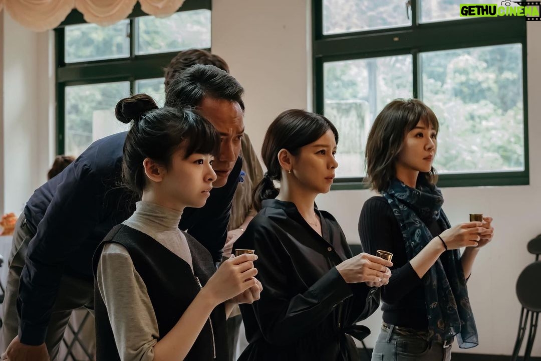 Vivian Hsu Instagram - 這部算是近期的 我會活到老演到老 各個不同年齡層的女人 都有她的人生難題 她的美 猜一部電影(猜不出來要罰三杯了) Guess a movie 很感恩能監製和參演這部戲 我愛你們 前にアップしたものと比べるとこの作品は最近のもの。 生きていく限り演じ続けます。 違う年齢層の女性はそれぞれの人生課題と美しさがある。 映画名を当ててみて(当てられなかったら駆けつけ三杯が待ってるよ) この作品にエグゼクティブプロデューサーと役者として参加できてとても感謝です。 愛してる。