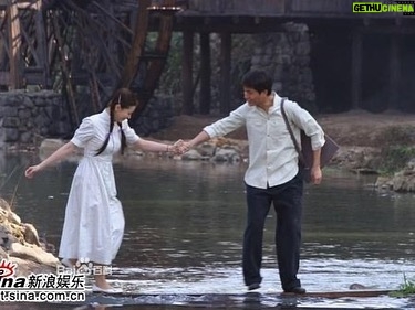 Vivian Hsu Instagram - 這部從高中演到中年 等著心愛的人,ㄧ輩子到老 我的老年由歸亞蕾姊飾演 猜一部電影 映画名を当ててみて。 Guess a movie #陳坤 #李冰冰 #歸亞蕾 #楊貴媚 この作品では高校生から中年まで演じて、その後の老年期は歸亞蕾姉さんにバトンタッチしました。 恋人と別れさせられたけど、その後の人生は一筋に恋人を待ち続けていた。 #チェン・クン #リー・ビンビン #グェイ・ヤーレイ #ヤン・クイメイ