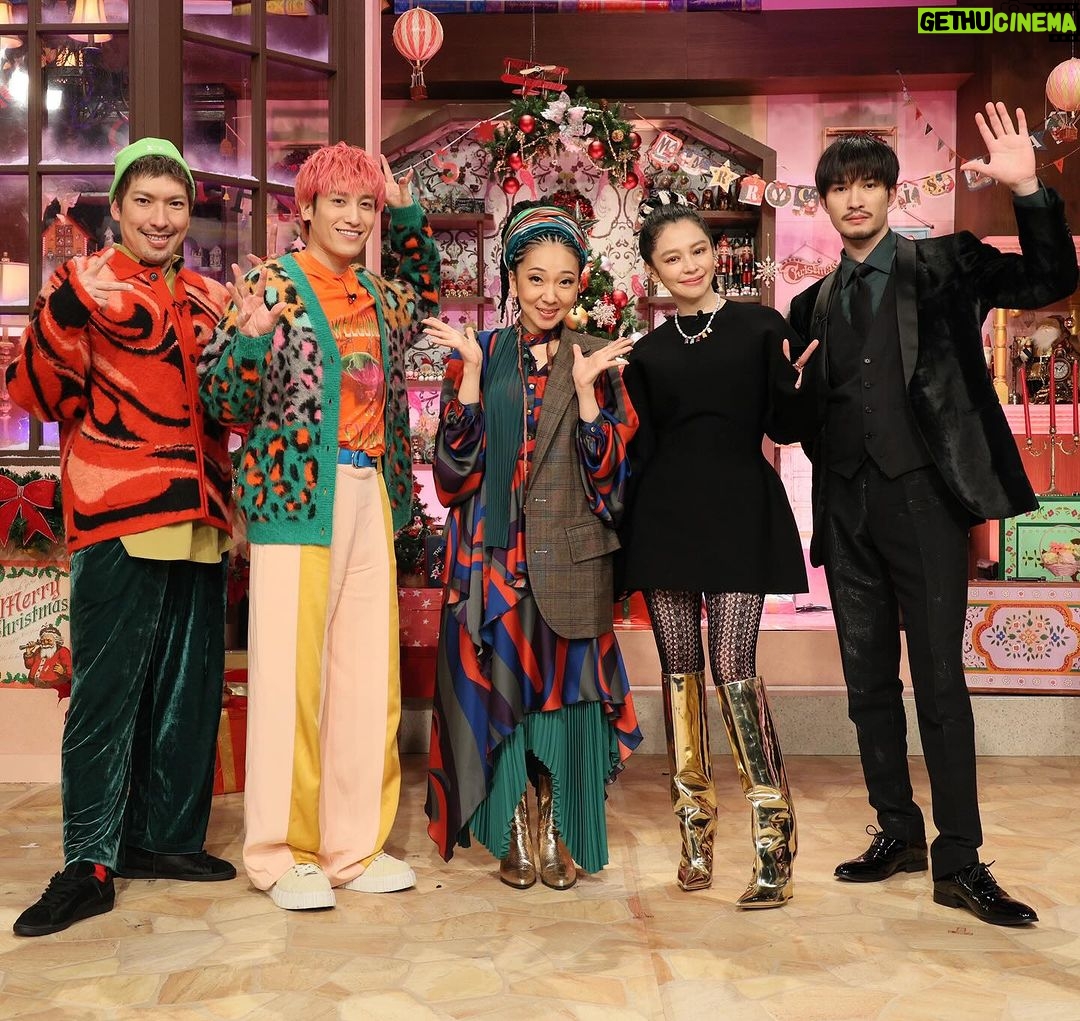 Vivian Hsu Instagram - 12/19那天錯過看演出的朋友 今天開始在日本「Hulu」平台有重播 (而且,是特別版喔!) 12/19の放送を見逃した人いたら大丈夫!「Hulu」にてSpecial Edition版独占配信中! #おもちゃ屋MISIA #メリークリスマス #聖誕平安 #恋人はサンタクロース MISIA @misia.singer ロックバンド @rockonsocialclub EXIT @rin_the_sky @kanechikadaiki Jesse(SixTONES)@sixtones_official @lounes_chen @shintsaimakeup @yoppy0105