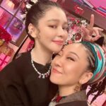 Vivian Hsu Instagram - 跨年前「今晚」先提前陪大家過聖誕🎄 謝謝MISIA的聖誕特別節目「おもちゃ屋MISIA」邀請，第一次和Misia一起唱歌聊天，覺得很溫暖，我們合唱了「恋人はサンタクロース」記得收看喔🎅🏻 年越しの前に、「今夜」早めのクリスマスを一緒に過ごしましょう。 MISIAさんのクリスマス特別番組「おもちゃ屋MISIA」に出演しました。 初めてMISIAさんと歌っておしゃべりして、とても暖かい思い出になりました。 私たちは「恋人はサンタクロース」を歌いましたよ。是非観てください🎅🏻 @lounes_chen @shintsaimakeup @yoppy0105 【番組名】HAPPYクリスマス おもちゃ屋MISIA２０２３ 【放送局】日本テレビ系列全国ネット 【放送日】１２月１９日(火) ２３：５９～２４：５４ 【節目名稱】　HAPPYクリスマス おもちゃ屋MISIA２０２３ 【播出頻道】　日本電視台⋯⋯ 【播出日】１２月１９日(二) 日本時間２３：５９～２４：５４