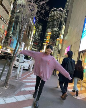 Vivian Hsu Instagram - 喜歡散步，東京有點冷

歩くのが好き，東京は寒いです

毛衣剛剛好 @shhshhshh.tw #6度