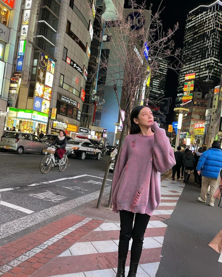 Vivian Hsu Instagram - 喜歡散步，東京有點冷 歩くのが好き，東京は寒いです 毛衣剛剛好 @shhshhshh.tw #6度