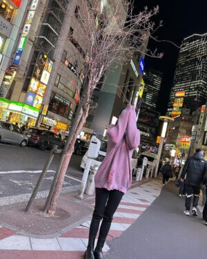 Vivian Hsu Instagram - 喜歡散步，東京有點冷

歩くのが好き，東京は寒いです

毛衣剛剛好 @shhshhshh.tw #6度