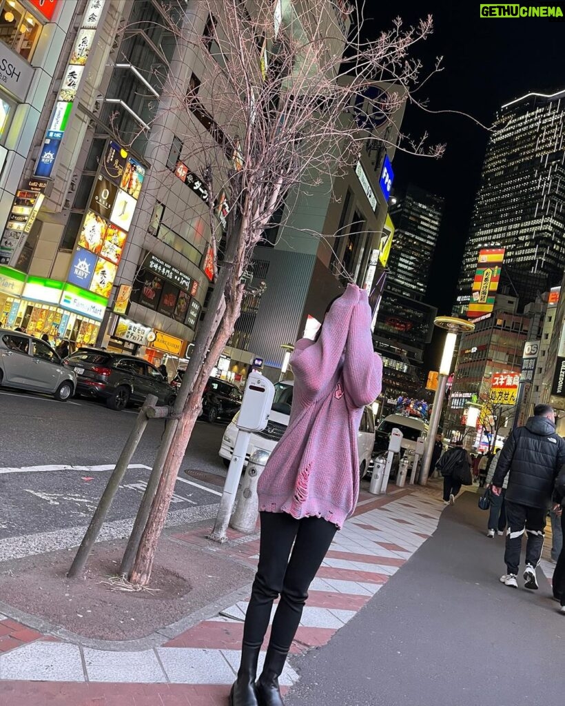 Vivian Hsu Instagram - 喜歡散步，東京有點冷 歩くのが好き，東京は寒いです 毛衣剛剛好 @shhshhshh.tw #6度