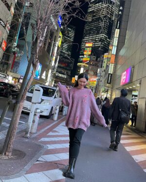 Vivian Hsu Instagram - 喜歡散步，東京有點冷

歩くのが好き，東京は寒いです

毛衣剛剛好 @shhshhshh.tw #6度
