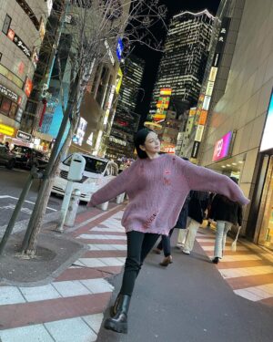 Vivian Hsu Instagram - 喜歡散步，東京有點冷

歩くのが好き，東京は寒いです

毛衣剛剛好 @shhshhshh.tw #6度