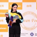 Vivian Hsu Instagram - Hi Tokyo 👋🏻 這是一年一度的東京國際食品展 謝謝外貿協會 黃志芳董事長James邀約 最愛台灣小吃的我 很榮幸來到台灣館展前記者會為大家介紹台灣美食。 台灣的刈包、豆花、一口果乾烏魚子、蜂蜜、鰻魚、檸檬大叔等（我吃好飽好滿足） 記者會4隻蔬果偶～芒果、香蕉、毛豆與火龍果還跳了黑色餅乾的Timing！好萌～ 3/5-3/8今天開始連續4天在Tokyo big sight開展，歡迎大家親自前往台灣館參觀及品嚐喔😋 #MIT #MadeInTaiwan #FoodexJapan #TaiwanFoods #FoodSafe #Timing @yuka120707 #外貿協會 @taitra_taiwan —————————————————— Hi Tokyo👋🏻 年に一度の「FOODEX JAPAN 2024」 貿易センター董事長のJamesさん、お誘いありがとうございます。台湾グルメが大好きな私に、出展事前記者会見で台湾グルメを紹介させることができてとても光栄です。 台湾バーガーと豆花、ドライフルーツカラスミ、ハチミツ、Uncle Lemonなど。（いっぱい食べれてとても満足） 記者会見に台湾の輸出人気フルーツと野菜〜マンゴー、バナナ、ドラゴンフルーツと枝豆の着ぐるみたちがブラビのTimingを踊ったよ！可愛い〜 3/5-3/8今日から四日間、東京ビッグサイトにて台湾パビリオンが出展するから、ぜひ行って食べてみてくださいね😋 Hair: @lounes_chen Make up: @jenny_lin_0418 Stylist: @eda_fashion_studio @tastboutique @hanshsu_official @bluebell @jimmychoo