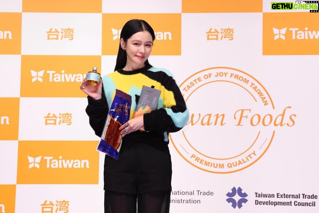 Vivian Hsu Instagram - Hi Tokyo 👋🏻 這是一年一度的東京國際食品展 謝謝外貿協會 黃志芳董事長James邀約 最愛台灣小吃的我 很榮幸來到台灣館展前記者會為大家介紹台灣美食。 台灣的刈包、豆花、一口果乾烏魚子、蜂蜜、鰻魚、檸檬大叔等(我吃好飽好滿足) 記者會4隻蔬果偶~芒果、香蕉、毛豆與火龍果還跳了黑色餅乾的Timing!好萌~ 3/5-3/8今天開始連續4天在Tokyo big sight開展,歡迎大家親自前往台灣館參觀及品嚐喔😋 #MIT #MadeInTaiwan #FoodexJapan #TaiwanFoods #FoodSafe #Timing @yuka120707 #外貿協會 @taitra_taiwan —————————————————— Hi Tokyo👋🏻 年に一度の「FOODEX JAPAN 2024」 貿易センター董事長のJamesさん、お誘いありがとうございます。台湾グルメが大好きな私に、出展事前記者会見で台湾グルメを紹介させることができてとても光栄です。 台湾バーガーと豆花、ドライフルーツカラスミ、ハチミツ、Uncle Lemonなど。(いっぱい食べれてとても満足) 記者会見に台湾の輸出人気フルーツと野菜〜マンゴー、バナナ、ドラゴンフルーツと枝豆の着ぐるみたちがブラビのTimingを踊ったよ!可愛い〜 3/5-3/8今日から四日間、東京ビッグサイトにて台湾パビリオンが出展するから、ぜひ行って食べてみてくださいね😋 Hair: @lounes_chen Make up: @jenny_lin_0418 Stylist: @eda_fashion_studio @tastboutique @hanshsu_official @bluebell @jimmychoo