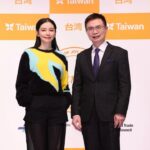 Vivian Hsu Instagram - Hi Tokyo 👋🏻 這是一年一度的東京國際食品展 謝謝外貿協會 黃志芳董事長James邀約 最愛台灣小吃的我 很榮幸來到台灣館展前記者會為大家介紹台灣美食。 台灣的刈包、豆花、一口果乾烏魚子、蜂蜜、鰻魚、檸檬大叔等（我吃好飽好滿足） 記者會4隻蔬果偶～芒果、香蕉、毛豆與火龍果還跳了黑色餅乾的Timing！好萌～ 3/5-3/8今天開始連續4天在Tokyo big sight開展，歡迎大家親自前往台灣館參觀及品嚐喔😋 #MIT #MadeInTaiwan #FoodexJapan #TaiwanFoods #FoodSafe #Timing @yuka120707 #外貿協會 @taitra_taiwan —————————————————— Hi Tokyo👋🏻 年に一度の「FOODEX JAPAN 2024」 貿易センター董事長のJamesさん、お誘いありがとうございます。台湾グルメが大好きな私に、出展事前記者会見で台湾グルメを紹介させることができてとても光栄です。 台湾バーガーと豆花、ドライフルーツカラスミ、ハチミツ、Uncle Lemonなど。（いっぱい食べれてとても満足） 記者会見に台湾の輸出人気フルーツと野菜〜マンゴー、バナナ、ドラゴンフルーツと枝豆の着ぐるみたちがブラビのTimingを踊ったよ！可愛い〜 3/5-3/8今日から四日間、東京ビッグサイトにて台湾パビリオンが出展するから、ぜひ行って食べてみてくださいね😋 Hair: @lounes_chen Make up: @jenny_lin_0418 Stylist: @eda_fashion_studio @tastboutique @hanshsu_official @bluebell @jimmychoo