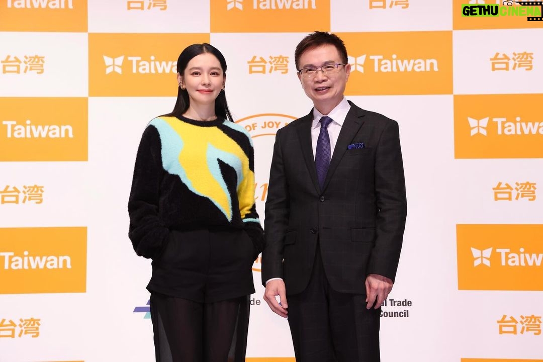 Vivian Hsu Instagram - Hi Tokyo 👋🏻 這是一年一度的東京國際食品展 謝謝外貿協會 黃志芳董事長James邀約 最愛台灣小吃的我 很榮幸來到台灣館展前記者會為大家介紹台灣美食。 台灣的刈包、豆花、一口果乾烏魚子、蜂蜜、鰻魚、檸檬大叔等(我吃好飽好滿足) 記者會4隻蔬果偶~芒果、香蕉、毛豆與火龍果還跳了黑色餅乾的Timing!好萌~ 3/5-3/8今天開始連續4天在Tokyo big sight開展,歡迎大家親自前往台灣館參觀及品嚐喔😋 #MIT #MadeInTaiwan #FoodexJapan #TaiwanFoods #FoodSafe #Timing @yuka120707 #外貿協會 @taitra_taiwan —————————————————— Hi Tokyo👋🏻 年に一度の「FOODEX JAPAN 2024」 貿易センター董事長のJamesさん、お誘いありがとうございます。台湾グルメが大好きな私に、出展事前記者会見で台湾グルメを紹介させることができてとても光栄です。 台湾バーガーと豆花、ドライフルーツカラスミ、ハチミツ、Uncle Lemonなど。(いっぱい食べれてとても満足) 記者会見に台湾の輸出人気フルーツと野菜〜マンゴー、バナナ、ドラゴンフルーツと枝豆の着ぐるみたちがブラビのTimingを踊ったよ!可愛い〜 3/5-3/8今日から四日間、東京ビッグサイトにて台湾パビリオンが出展するから、ぜひ行って食べてみてくださいね😋 Hair: @lounes_chen Make up: @jenny_lin_0418 Stylist: @eda_fashion_studio @tastboutique @hanshsu_official @bluebell @jimmychoo