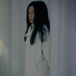 Vivian Hsu Instagram - 第一次挑戰懸疑MV！ 4月專輯 Drama MV三部曲的「首部曲」 【不愛自己現在的樣子】 這並不是一眼就能理解的劇情，必須完整、仔細觀賞完三部MV，才能深入理解其中的意義 看完MV，請發揮你們想像力，回來這裡留言告訴我，最後你們看到什麼？你們覺得發生了什麼事呢？ 最新單曲【不愛自己現在的樣子】LETTING GO Drama MV 3/1 YT首播 新曲【不愛自己現在的樣子】LETTING GO Drama MV 3/1公開 https://youtu.be/alZoF5GuymY #VIVIAN專輯音樂DramaMV三部曲 #VIVIAN與金曲實驗美學導演林毛 #攜手二創音樂影像後設作品風格 #首部曲＿不愛自己現在的樣子 #開創華語樂壇前所未見心理懸疑ＭＶ #二部曲三部曲給你超展開視覺震撼 ————————————————— 初めてミステリーを挑戦しました！ ４月のアルバムDrama MV三部作の「一作目」 【不愛自己現在的樣子】 これは一回見ただけで内容が分かるようなストーリーではなく、三部作を全部じっくりと鑑賞しなければその意味が分からないと思う。 MVを見たら、想像力を発揮してみてください。 最後はなにが起きたの？皆さんの推測をコメントで教えてくださいね。 #VIVIANアルバムDramaMV三部作 #VIVIANと実験的美学のディレクター林毛 #メタフィクションミュージックビデオ #一作目_不愛自己現在的樣子 #中華圏音楽業界のメンタルミステリーMVを切り開く #二作目と三作目は超展開の視覚衝撃を与える MV director: @lenin.stalin.mao Photographer: @liangstudio Hair: @lounes_chen Make up: @jenny_lin_0418 Stylist: @melinachen