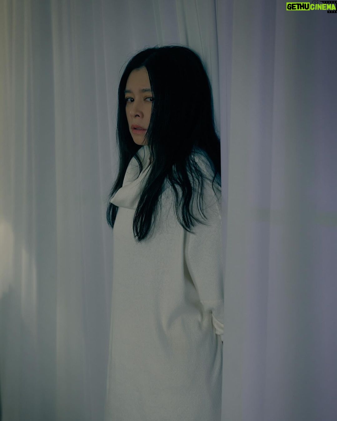 Vivian Hsu Instagram - 第一次挑戰懸疑MV! 4月專輯 Drama MV三部曲的「首部曲」 【不愛自己現在的樣子】 這並不是一眼就能理解的劇情,必須完整、仔細觀賞完三部MV,才能深入理解其中的意義 看完MV,請發揮你們想像力,回來這裡留言告訴我,最後你們看到什麼?你們覺得發生了什麼事呢? 最新單曲【不愛自己現在的樣子】LETTING GO Drama MV 3/1 YT首播 新曲【不愛自己現在的樣子】LETTING GO Drama MV 3/1公開 https://youtu.be/alZoF5GuymY #VIVIAN專輯音樂DramaMV三部曲 #VIVIAN與金曲實驗美學導演林毛 #攜手二創音樂影像後設作品風格 #首部曲_不愛自己現在的樣子 #開創華語樂壇前所未見心理懸疑MV #二部曲三部曲給你超展開視覺震撼 ————————————————— 初めてミステリーを挑戦しました! 4月のアルバムDrama MV三部作の「一作目」 【不愛自己現在的樣子】 これは一回見ただけで内容が分かるようなストーリーではなく、三部作を全部じっくりと鑑賞しなければその意味が分からないと思う。 MVを見たら、想像力を発揮してみてください。 最後はなにが起きたの?皆さんの推測をコメントで教えてくださいね。 #VIVIANアルバムDramaMV三部作 #VIVIANと実験的美学のディレクター林毛 #メタフィクションミュージックビデオ #一作目_不愛自己現在的樣子 #中華圏音楽業界のメンタルミステリーMVを切り開く #二作目と三作目は超展開の視覚衝撃を与える MV director: @lenin.stalin.mao Photographer: @liangstudio Hair: @lounes_chen Make up: @jenny_lin_0418 Stylist: @melinachen
