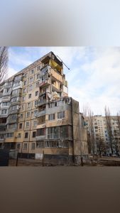 Volodymyr Zelenskyy Instagram - Одеса. Разом із Прем'єр-міністром Греції Кіріакосом Міцотакісом ушанували пам’ять людей, які загинули 2 березня в результаті влучання російського «шахеда» в житловий будинок. Унаслідок цієї атаки загинуло 12 людей, серед них – пʼять діточок. Марк – йому було три роки. Тимофій – йому було всього лише чотири місяці. Єлизавета – їй ще й року не виповнилось, і вона загинула разом зі своєю мамою. Сергій і Злата – їм було девʼять і вісім років. Мої співчуття рідним і близьким загиблих від цієї жорстокої російської атаки. Поспілкувався з мешканцями пошкодженої дев’ятиповерхівки та сусідніх будинків. Важливо забезпечити всім необхідним людей, які втратили житло. Із цим обов’язково допоможуть. Усі отримають компенсації за знищене житло. Всі відповідні служби на місці влучання виконували свій обов’язок, допомагали, боролися за життя наших людей. Майже дві доби тривала рятувальна операція. Якнайшвидшого одужання всім постраждалим. Дякую кожному й кожній, хто дбає про наших людей і про державу! —— Today in Odesa, Greek Prime Minister Kyriakos Mitsotakis @kyriakos_ and I paid tribute to those killed on March 2 as a result of the Russian 